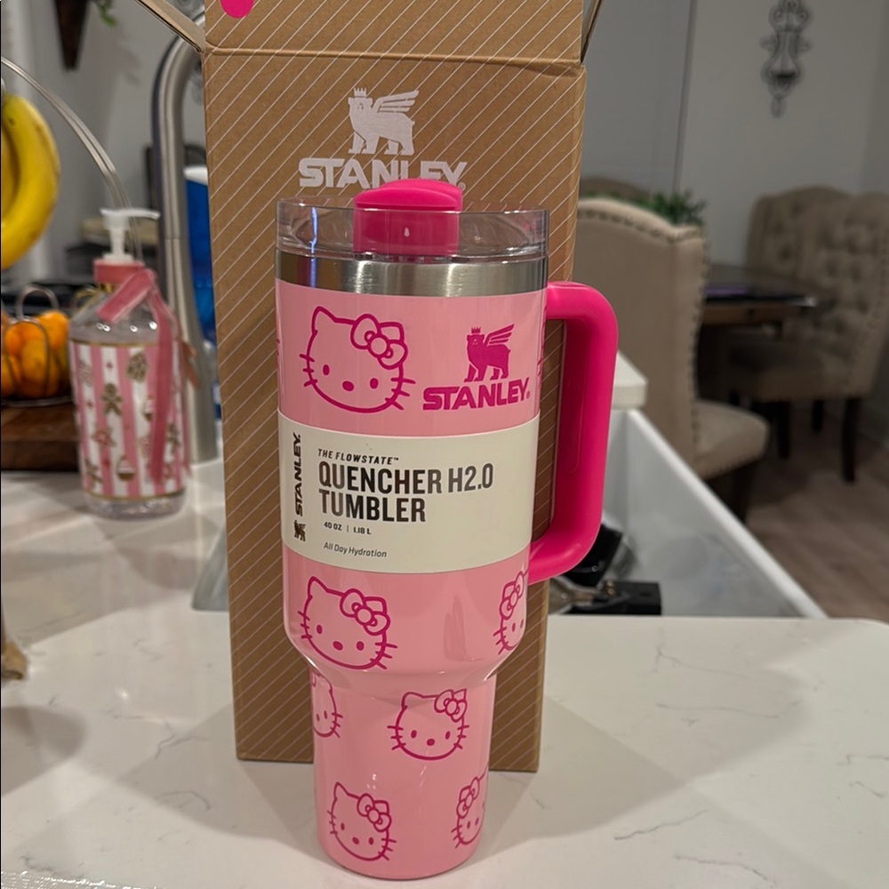 Stanley Pink Hello Kitty Quencher H2.0 Tumbler
